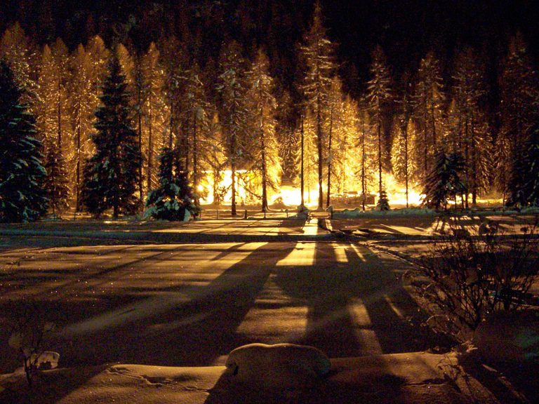 Blick in einer verschneiten Nacht