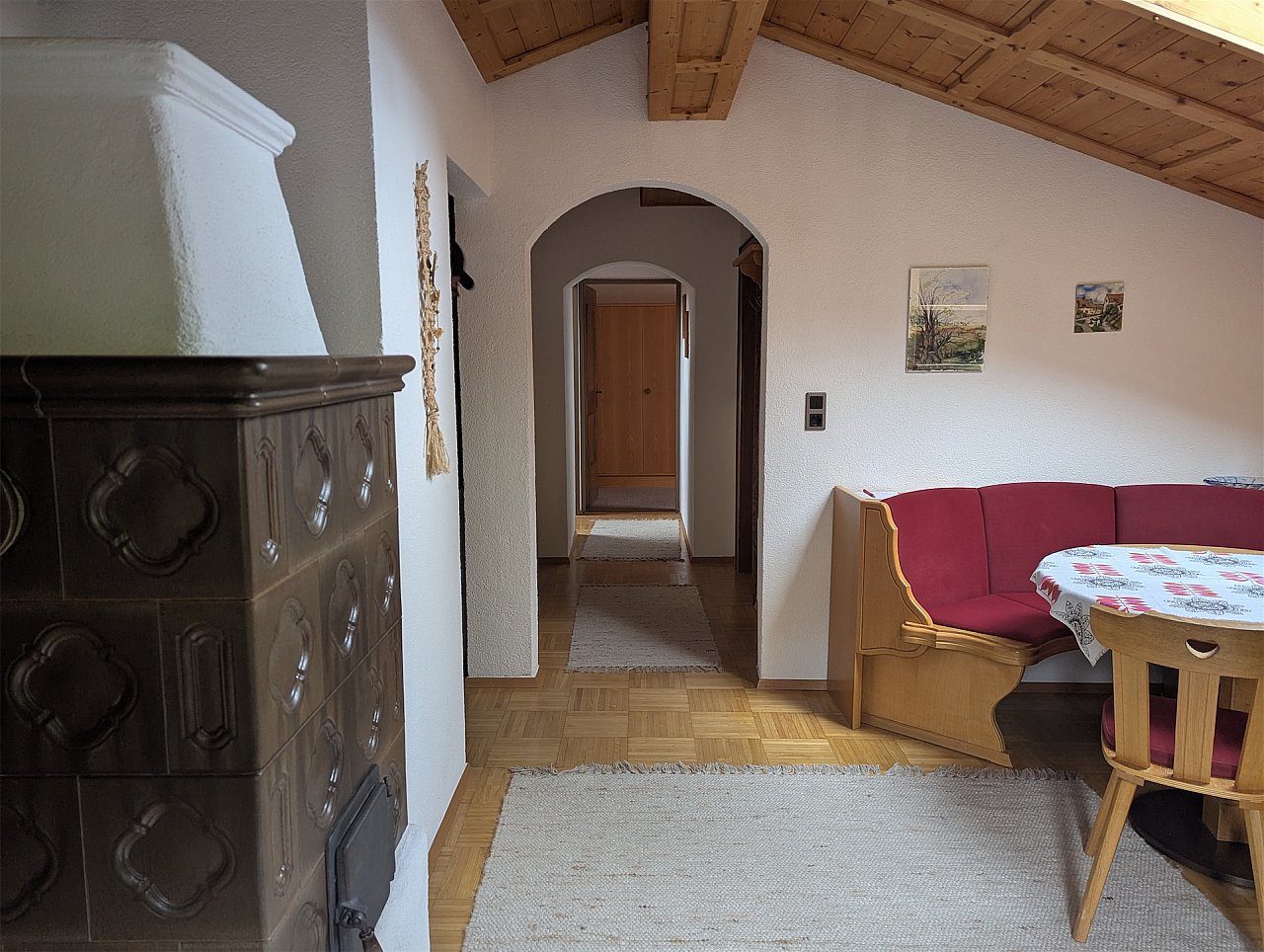 Haus Weiden Wohnung 5 Wohnzimmer mit Kachelofen